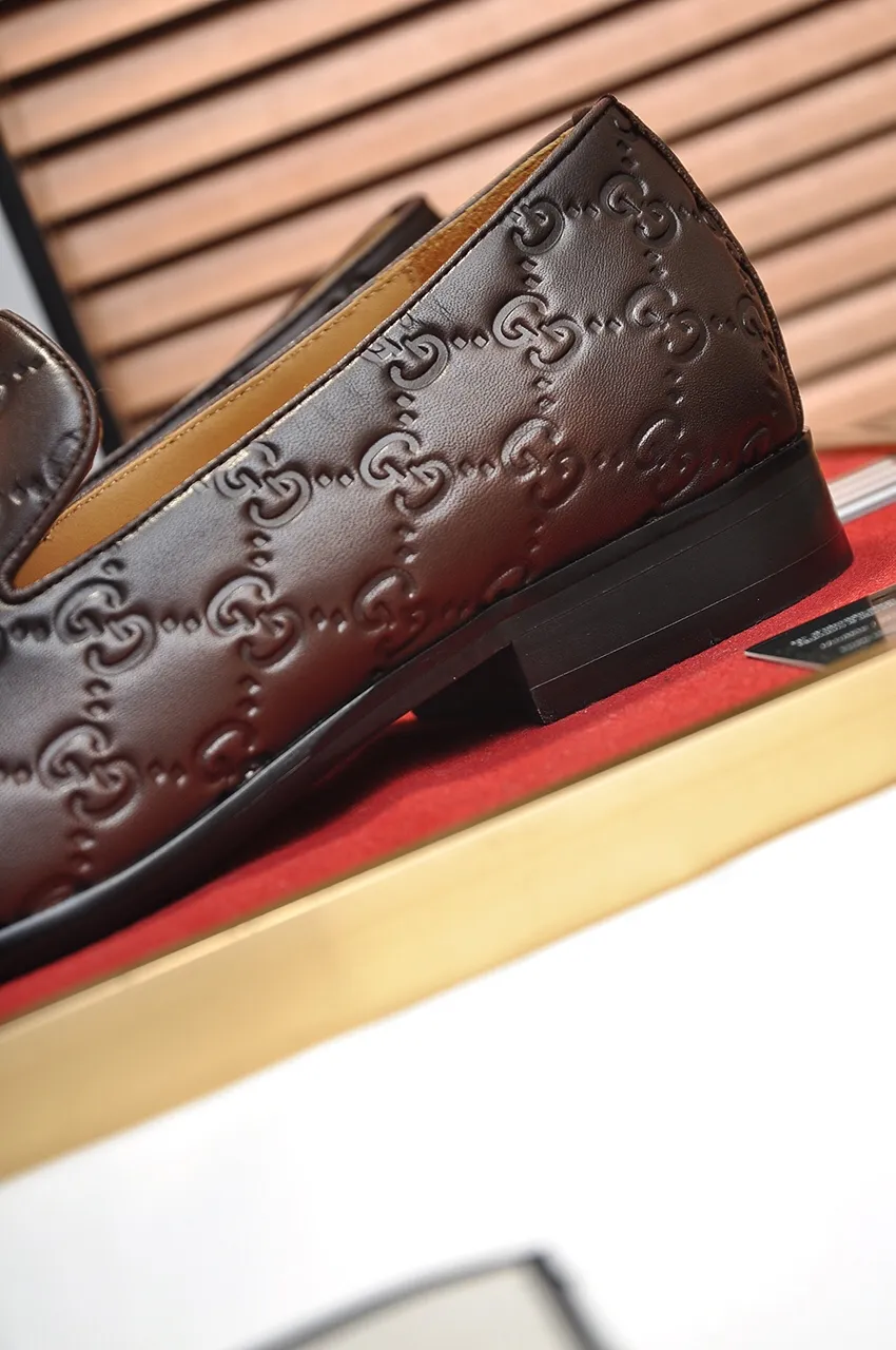 Men's shoes💰500💶Italy's top luxury men's shoe giant (GUCCI) (Gucci) (full cowhide lining) new arrival🍃Original European style🔰 Pleasant to the eye😍In order to make the shoes more durable and non-deformable🌀The production continues to follow traditional methods but there is still no lack of innovation💪Choose original sheepskin for the leather♻️ Smooth and natural And extra bright ⭐Made of imported cowhide, the first choice of rich people 38-45 (45 customized)